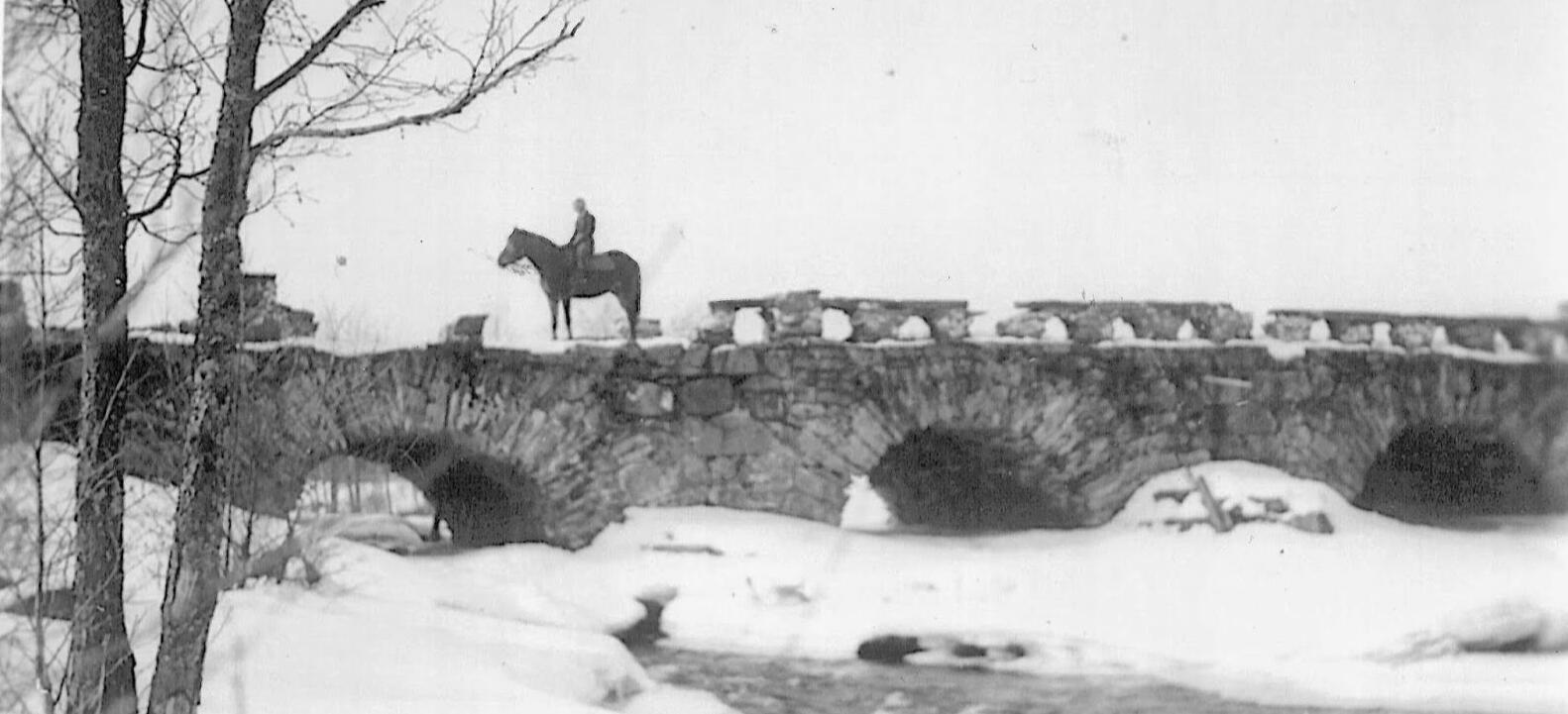 Komperon kivisilta Komperon kivisillalla Elsa Saraste ratsuineen.