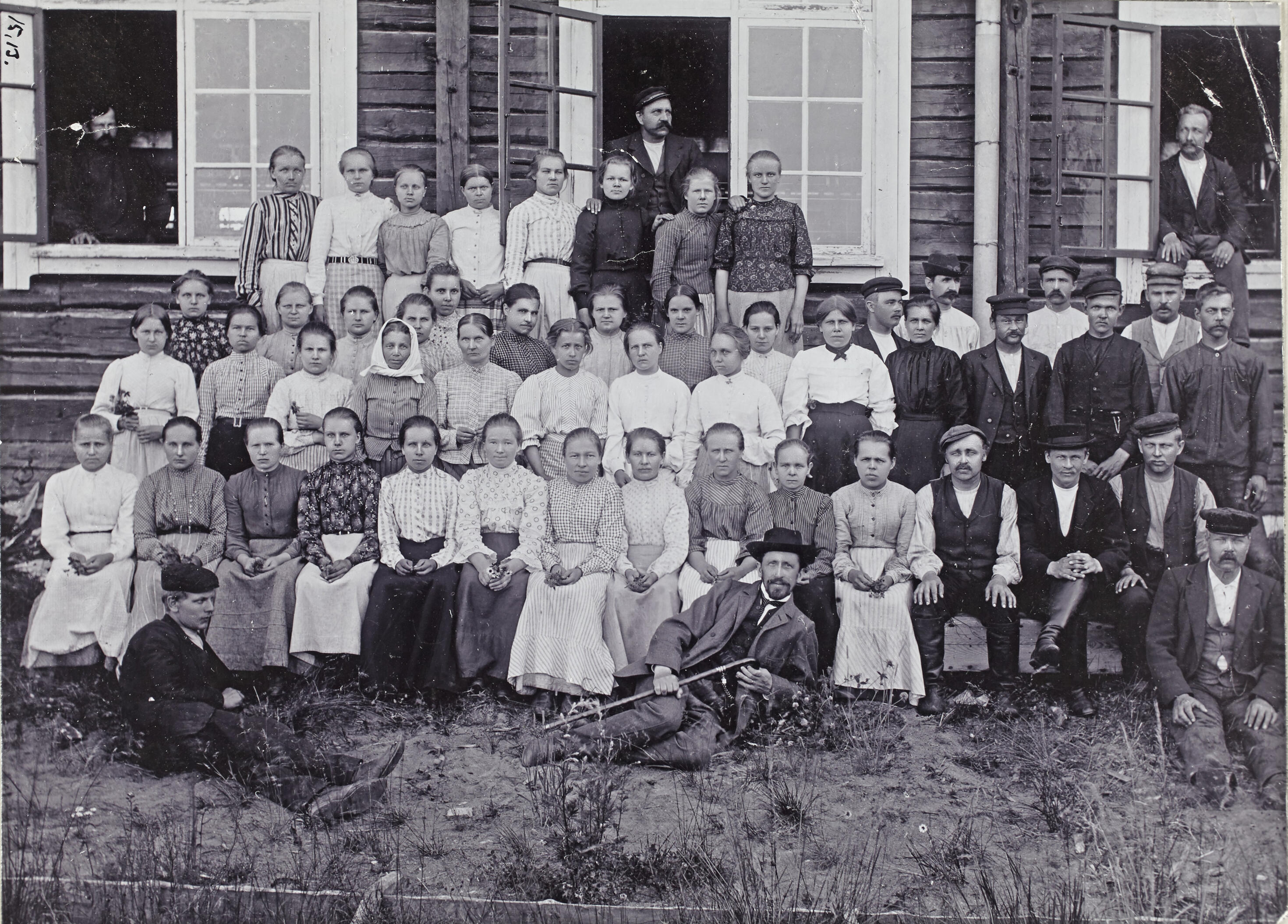 Siikakosken tehtaan työväkeä vuonna 1908 Siikakosken tehtaan työväkeä